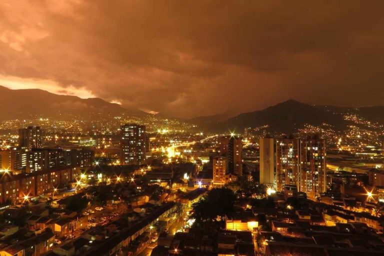 Lee más sobre el artículo Vida Nocturna en Medellín: Movilidad segura y con estilo