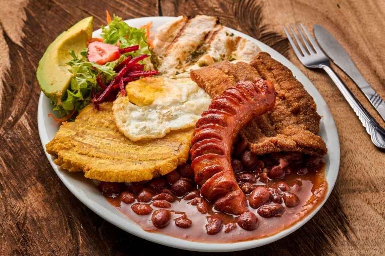 Lee más sobre el artículo Escapadas Gastronómicas Cerca de Medellín: Destinos Ideales para Almorzar y Volver en el Día