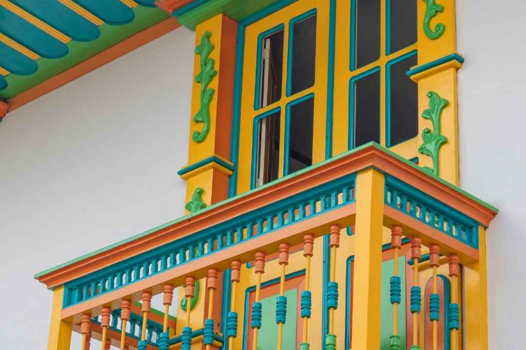 3. Jardín: Balcones floridos y aventura ecoturística