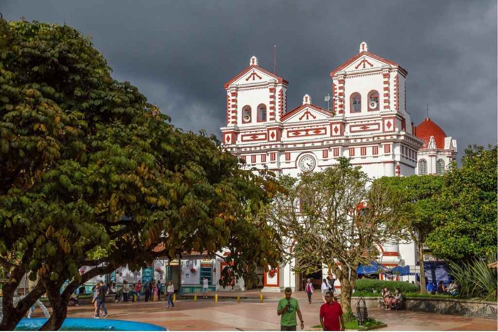 Descubre los Pueblos con Más Encanto Cerca de Medellín Según la IA