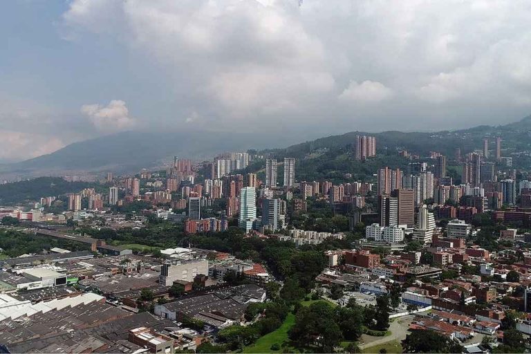 Lee más sobre el artículo Explora 5 Restaurantes con Vistas Espectaculares para ir en Carro Cerca de Medellín